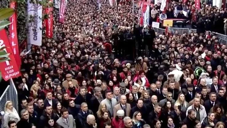 Beşiktaş’ta Demokrasi Mitingi: Özgür Özel’den Rıza Akpolat’a Destek