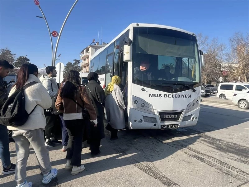 BELEDİYE ARAÇLARI ÜNİVERSİTE ÖĞRENCİLERİ İÇİN SEFERBER OLDU.