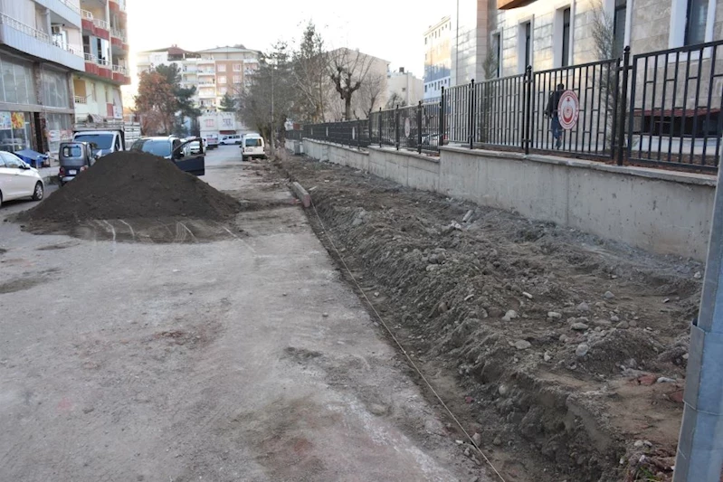 Siirt Belediyesi Fen İşleri Müdürlüğü, Kaldırım Taşı Çalışmalarına Devam Ediyor