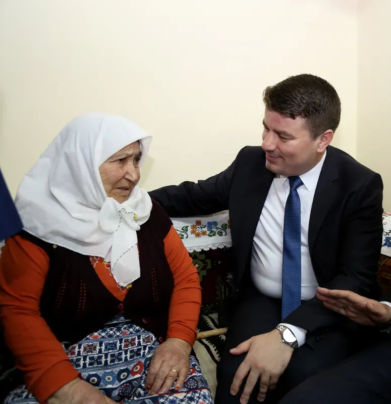 BAŞKAN DİNÇER’DEN 1 EKİM DÜNYA YAŞLILAR GÜNÜ MESAJI: “HAYAT TECRÜBELERİ VE DUALARIYLA YAŞLILARIMIZ BİZLERE IŞIK TUTUYOR”