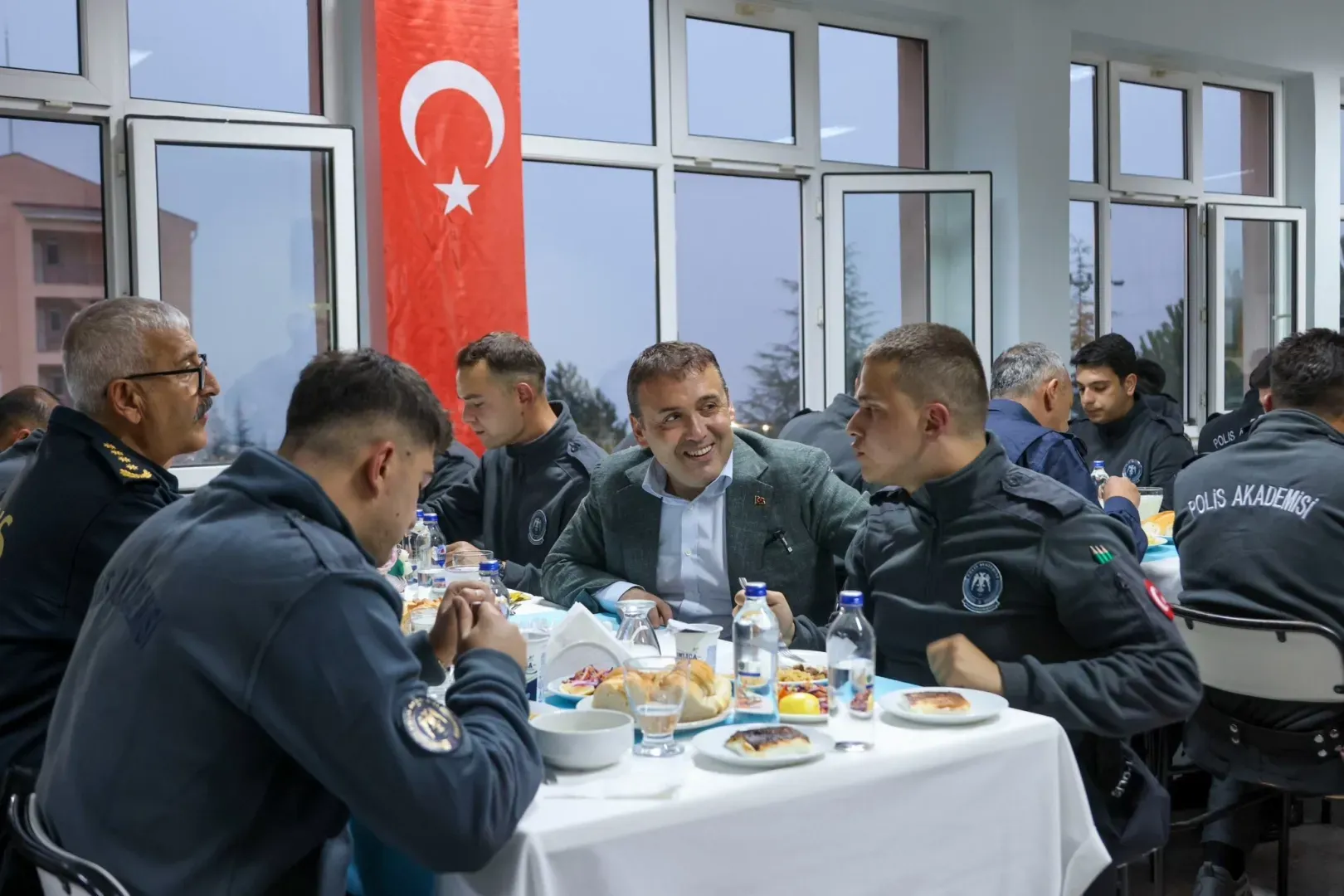 Vali Sözer, Polis Adaylarıyla Bir Araya Geldi: “Devletine Sadakatle Hizmet Eden Her Polisimiz Milletimizin Teminatıdır”