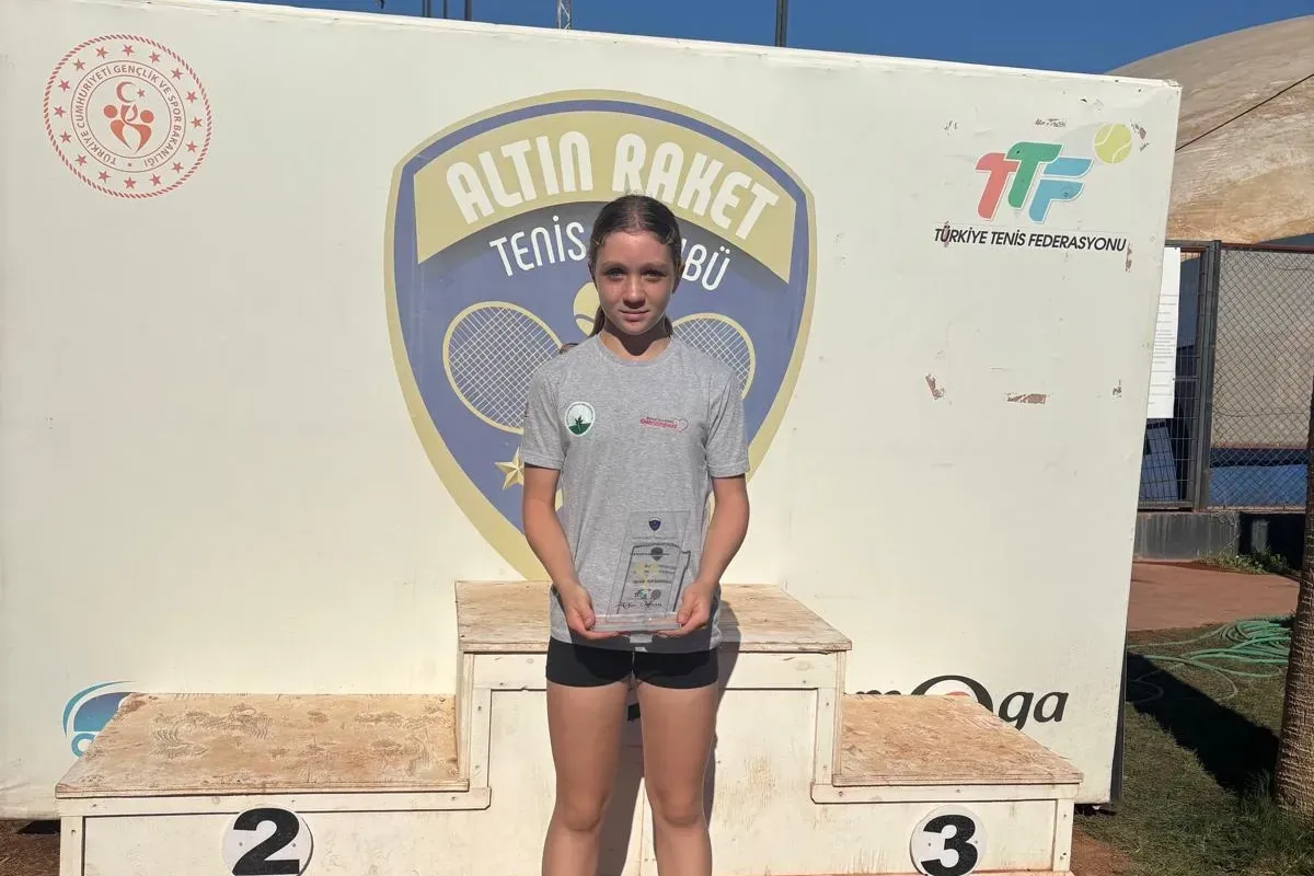 Bursa Osmangazili raket şampiyonluk kürsüsüne oturdu