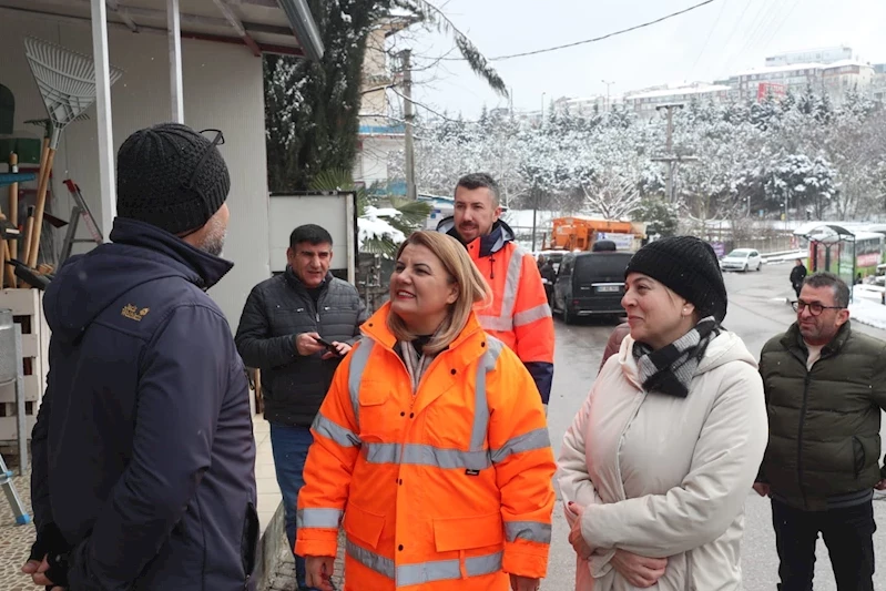 İZMİT BELEDİYESİ KARLA MÜCADELEDE ESNAFTAN TAM NOT ALDI