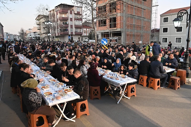 Çınarlı Mahallesi Halk Sofrasında 5 Bin Kişi Oruç Açtı