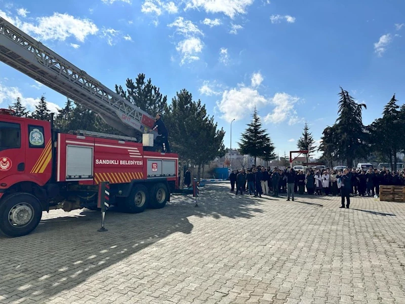 Sandıklı’da Acil Durum Bilgilendirme Etkinliği: İtfaiye Ekiplerinden Hayati Eğitim