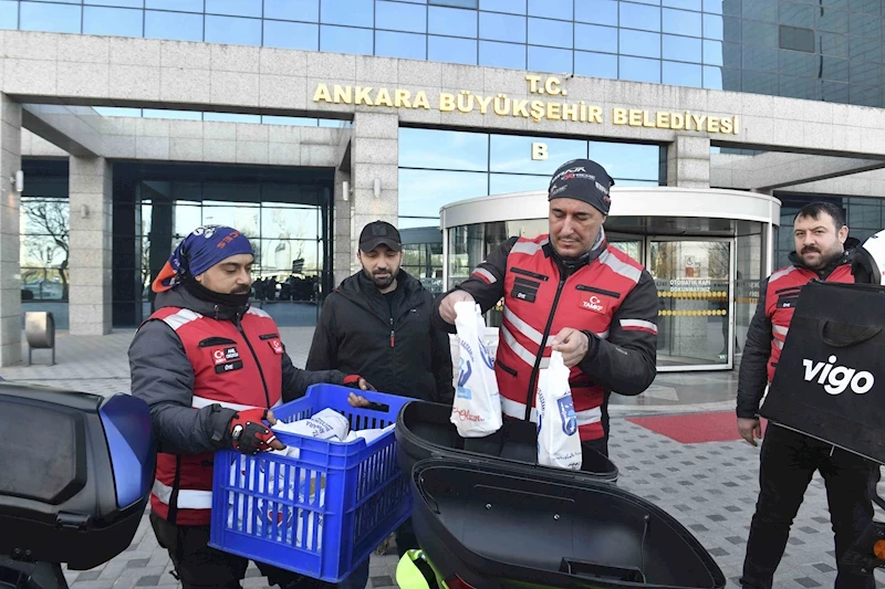 BAŞKENTTE İFTARA YETİŞEMEYEN VATANDAŞLARA MOTOKURYELERLE KUMANYA DAĞITILIYOR