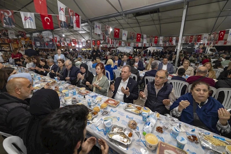 Başkan Seçer ve Meral Seçer, Mersin Büyükşehir’in İftar Sofralarında Mezitlili Yurttaşlarla İftar Yaptı