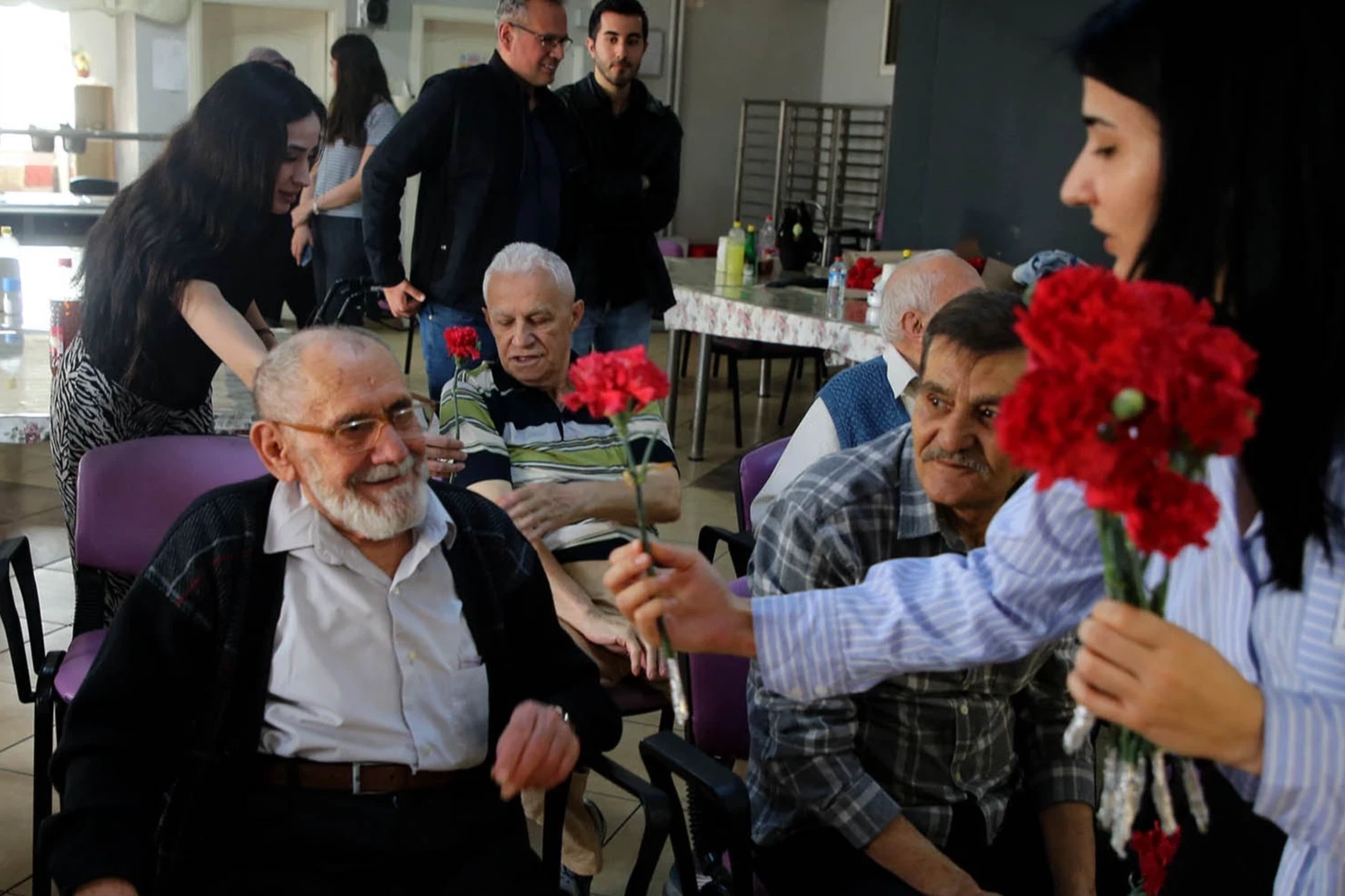 Sakarya Büyükşehir’den yaşlıların yüzünde tebessüm olan ziyaret