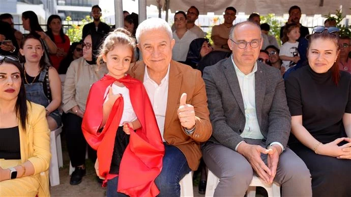 BAŞKAN ÖZÇELİK MİNİKLERİN 23 NİSAN COŞKUSUNA ORTAK OLDU