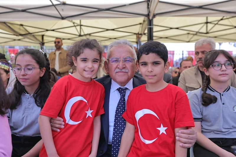 23 Nisan’da Çocukların Coşkusuna Ortak Olan Başkan Büyükkılıç, Gesi Bağları’nı Söyledi