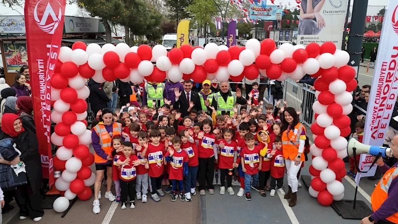 ÇOCUK KOŞUSU 23 NİSAN’A RENK KATTI
