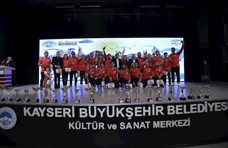 Genç Sporcuları Ödüllendiren Büyükkılıç: “Yeni Bir Hedef, Avrupa Spor Başkenti Kayseri”