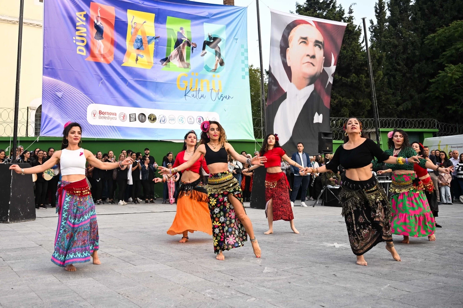 Dansın ritmi Cumhuriyet Meydanı’nda yükseldi