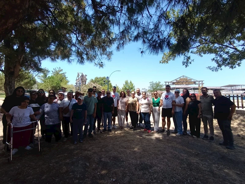 ÖZEL GEREKSİNİMLİ BİREYLER AT ÇİFTLİĞİNİ ZİYARET ETTİ