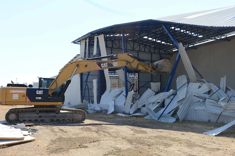 Akçalar’da 2 kaçak yapı yıkıldı