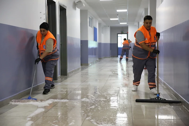 Eyüpsultan Belediyesi’nden yeni eğitim yılı öncesi kapsamlı okul temizliği