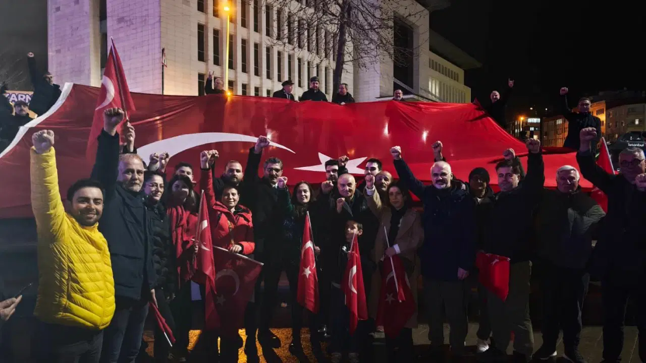 Türk bayrağı için yürüdüler: 'Bayrağımız için siper olmaya hazırız'