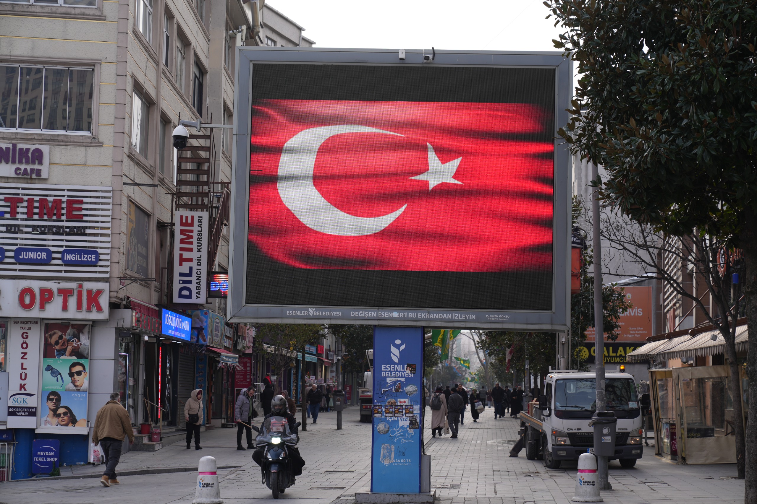 ESENLER AY YILDIZLI BAYRAĞA BÜRÜNDÜ