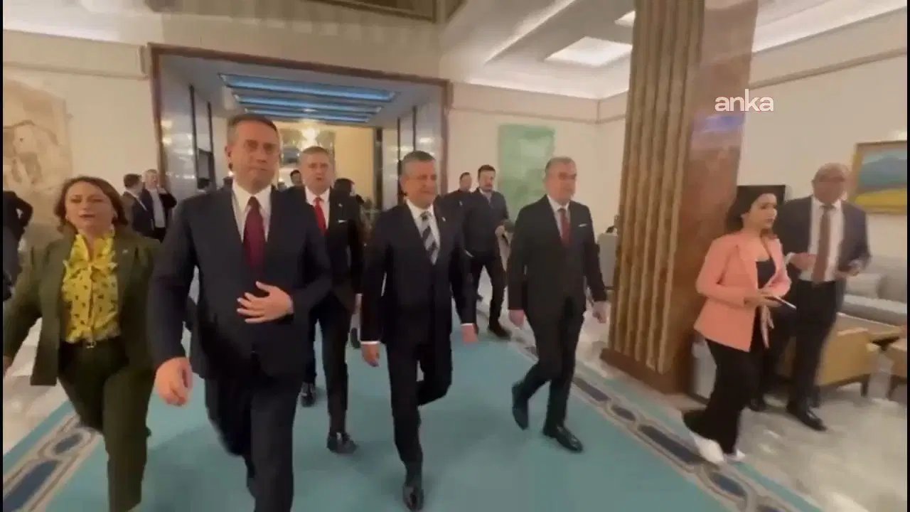 Özgür Özel ve Müsavat Dervişoğlu, emekli aylığı düzenlemesinin oylaması için TBMM Genel Kurulu'na geldi